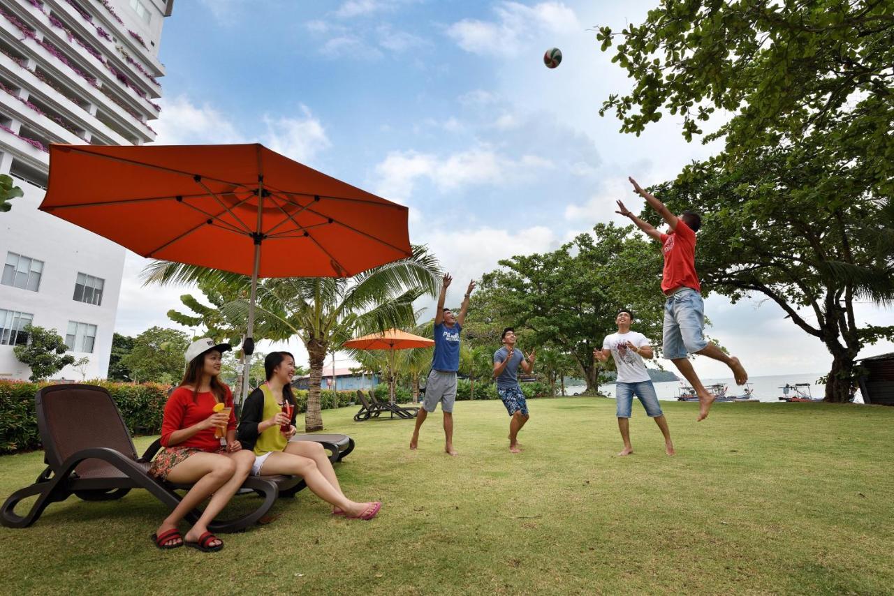Lexis Suites Penang Bayan Lepas Eksteriør bilde The lawn at the beach resort