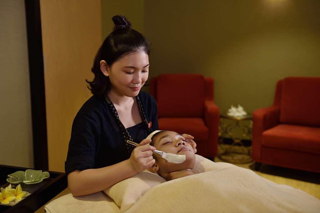 Lexis Suites Penang Bayan Lepas Eksteriør bilde A woman receiving a facial treatment