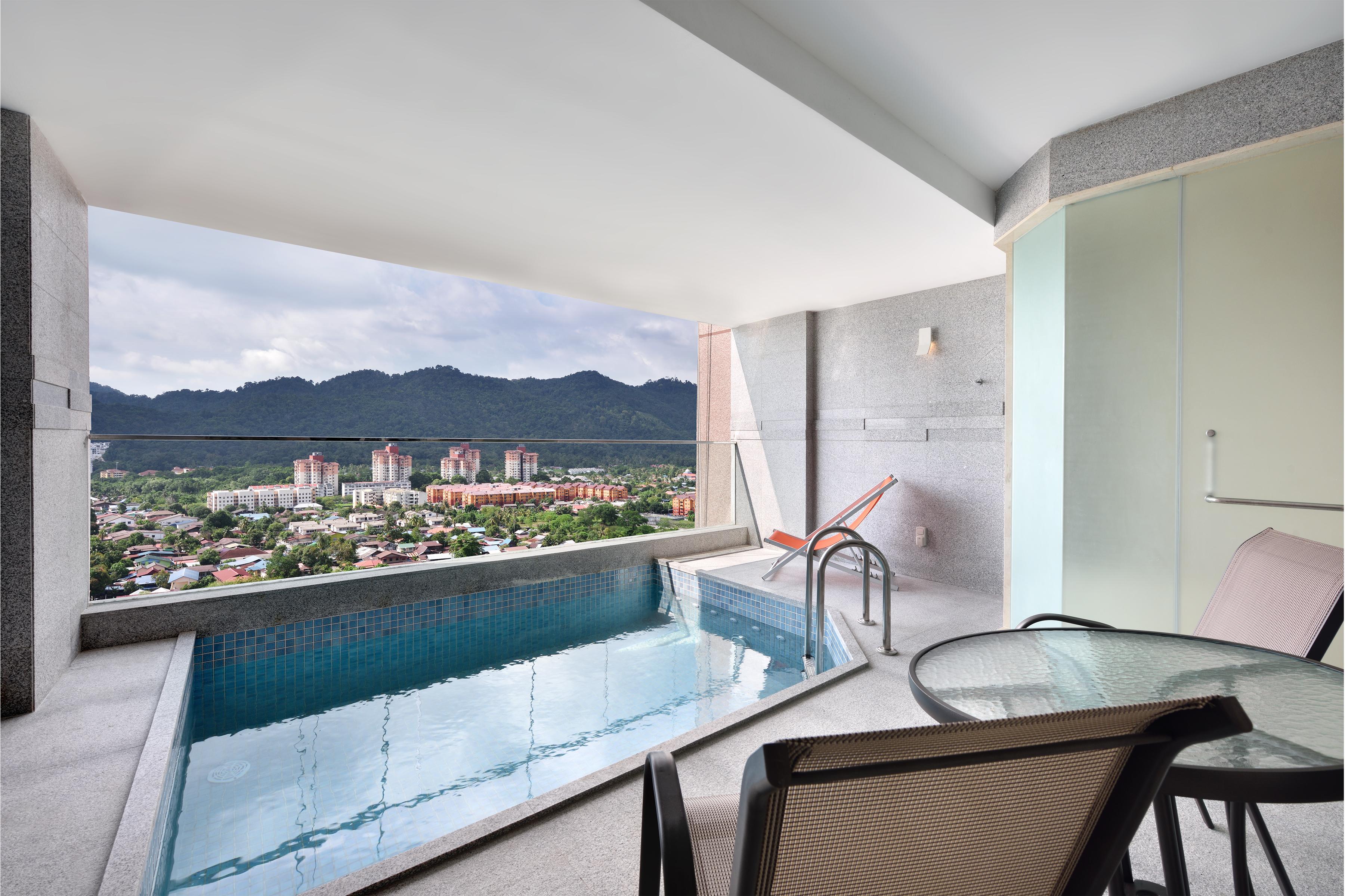 Lexis Suites Penang Bayan Lepas Eksteriør bilde A private pool at a hotel