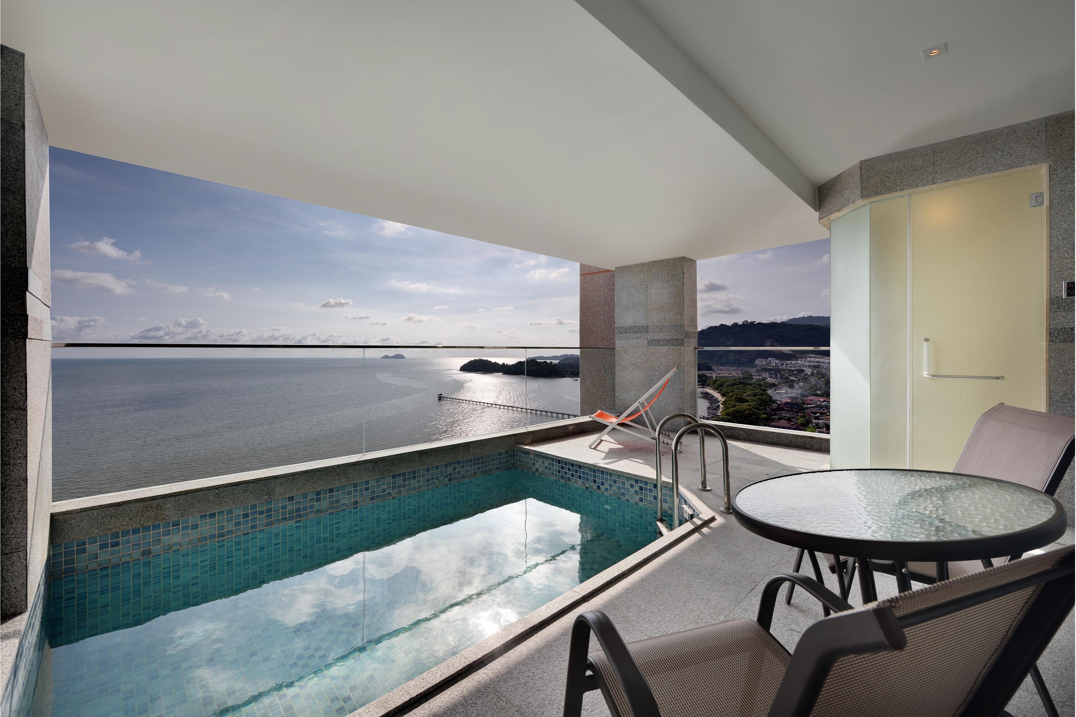 Lexis Suites Penang Bayan Lepas Eksteriør bilde A view of the ocean from a hotel room at the resort
