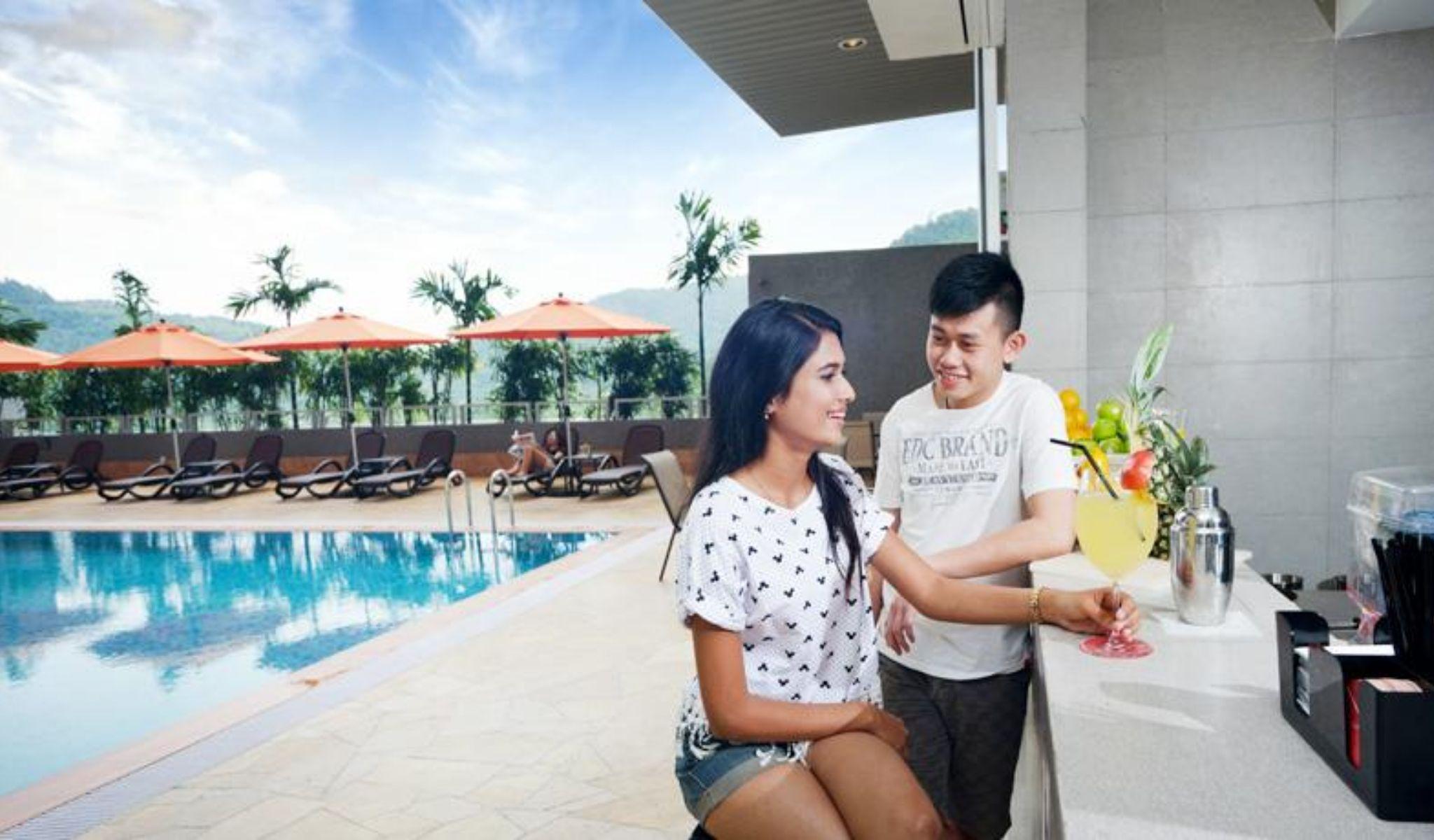 Lexis Suites Penang Bayan Lepas Eksteriør bilde The swimming pool at the hotel