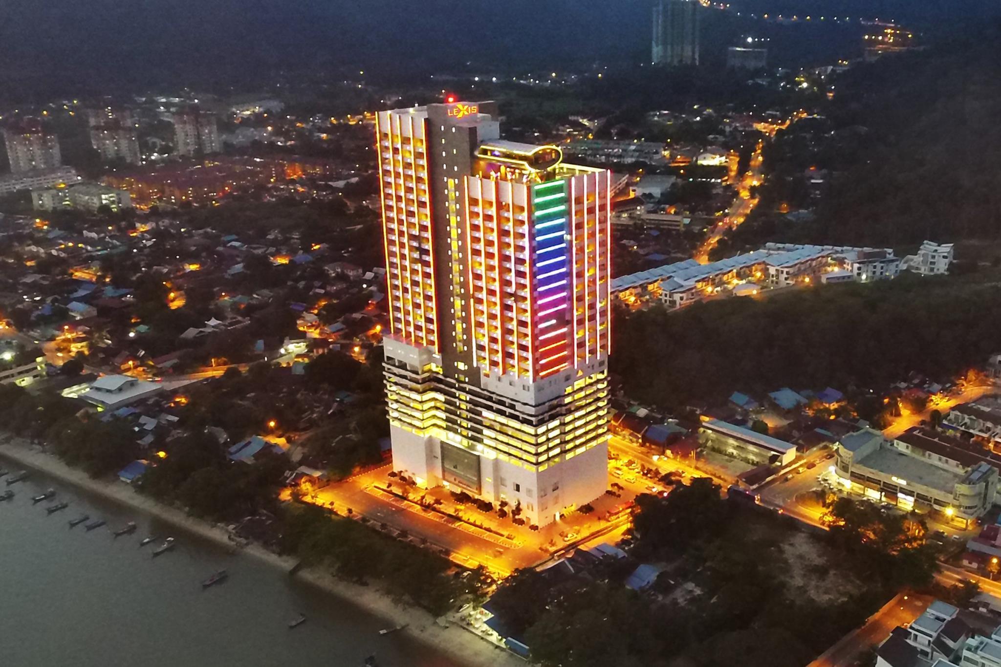 Lexis Suites Penang Bayan Lepas Eksteriør bilde The hotel at night