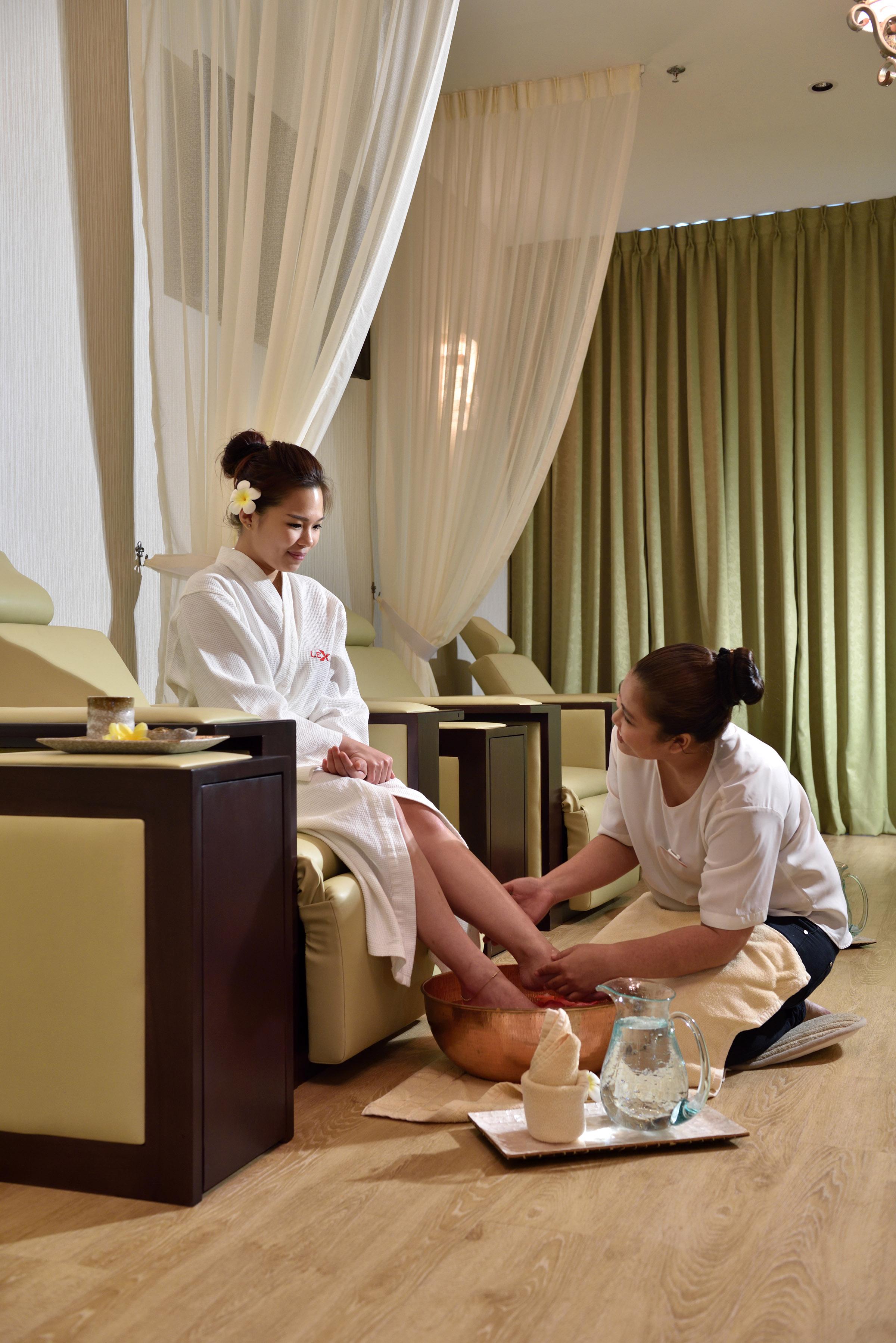 Lexis Suites Penang Bayan Lepas Eksteriør bilde A foot massage