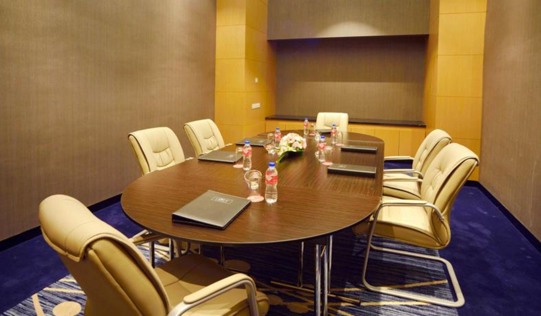 Lexis Suites Penang Bayan Lepas Eksteriør bilde A meeting room