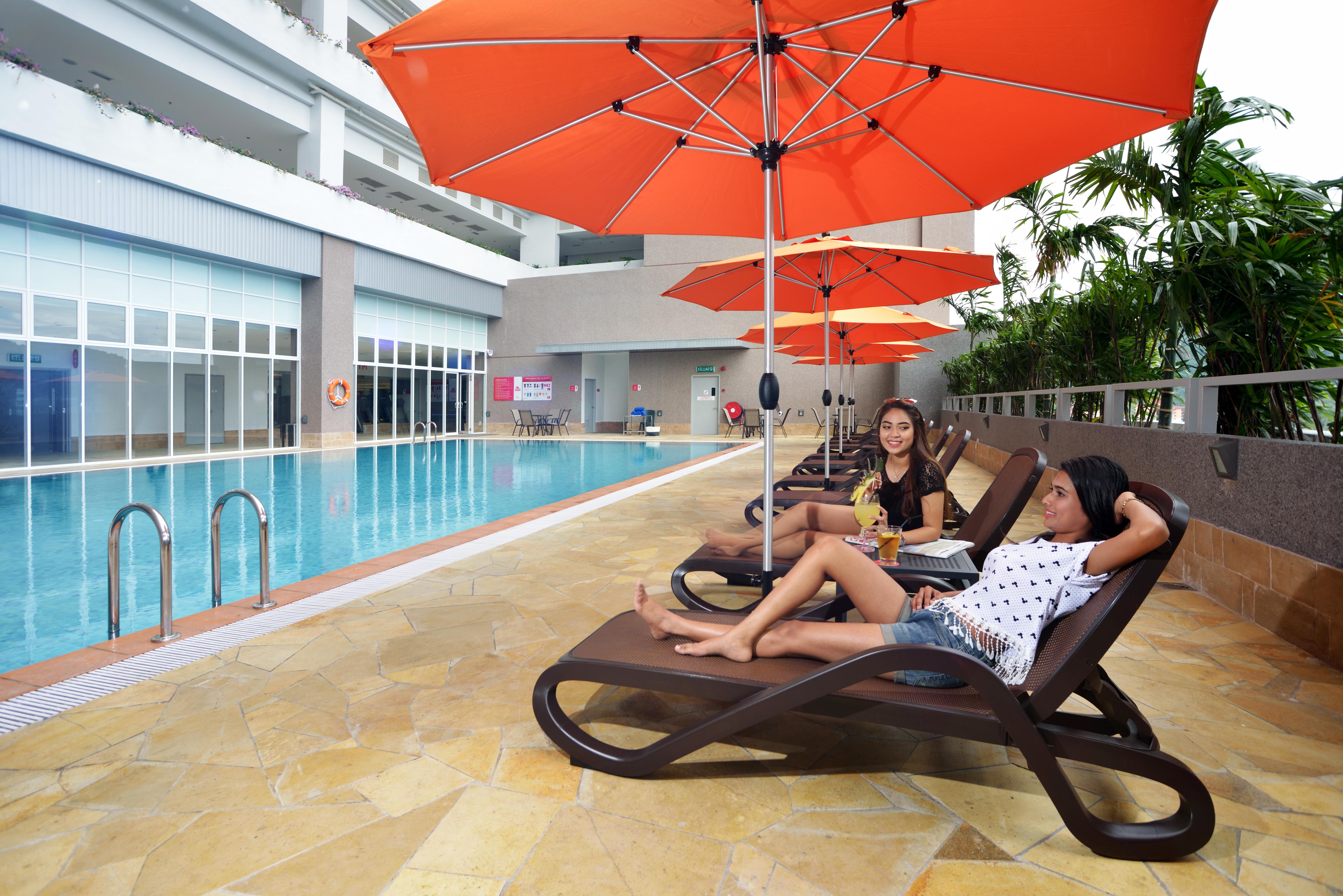 Lexis Suites Penang Bayan Lepas Eksteriør bilde Pool at the hotel