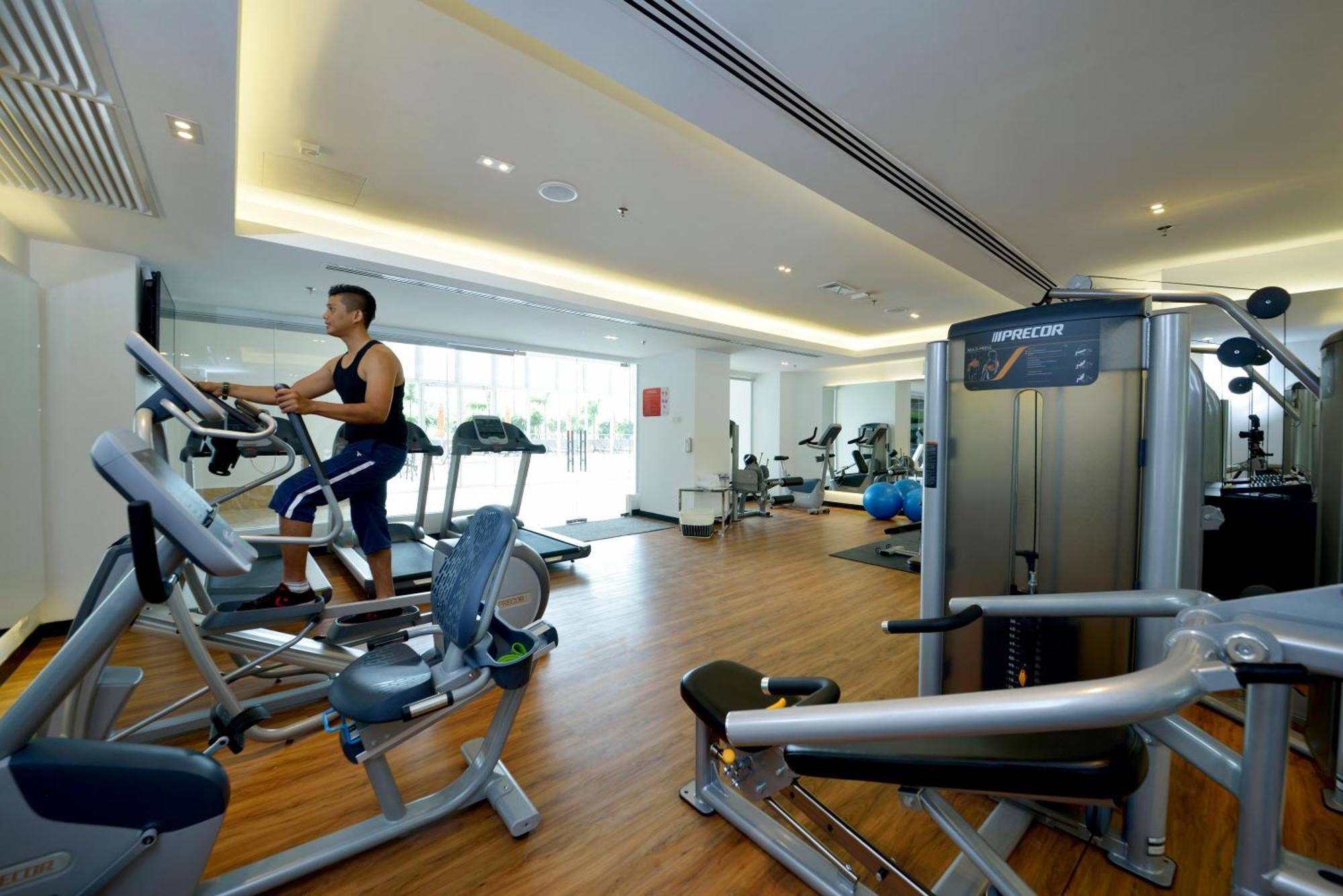 Lexis Suites Penang Bayan Lepas Eksteriør bilde The gym at the hotel