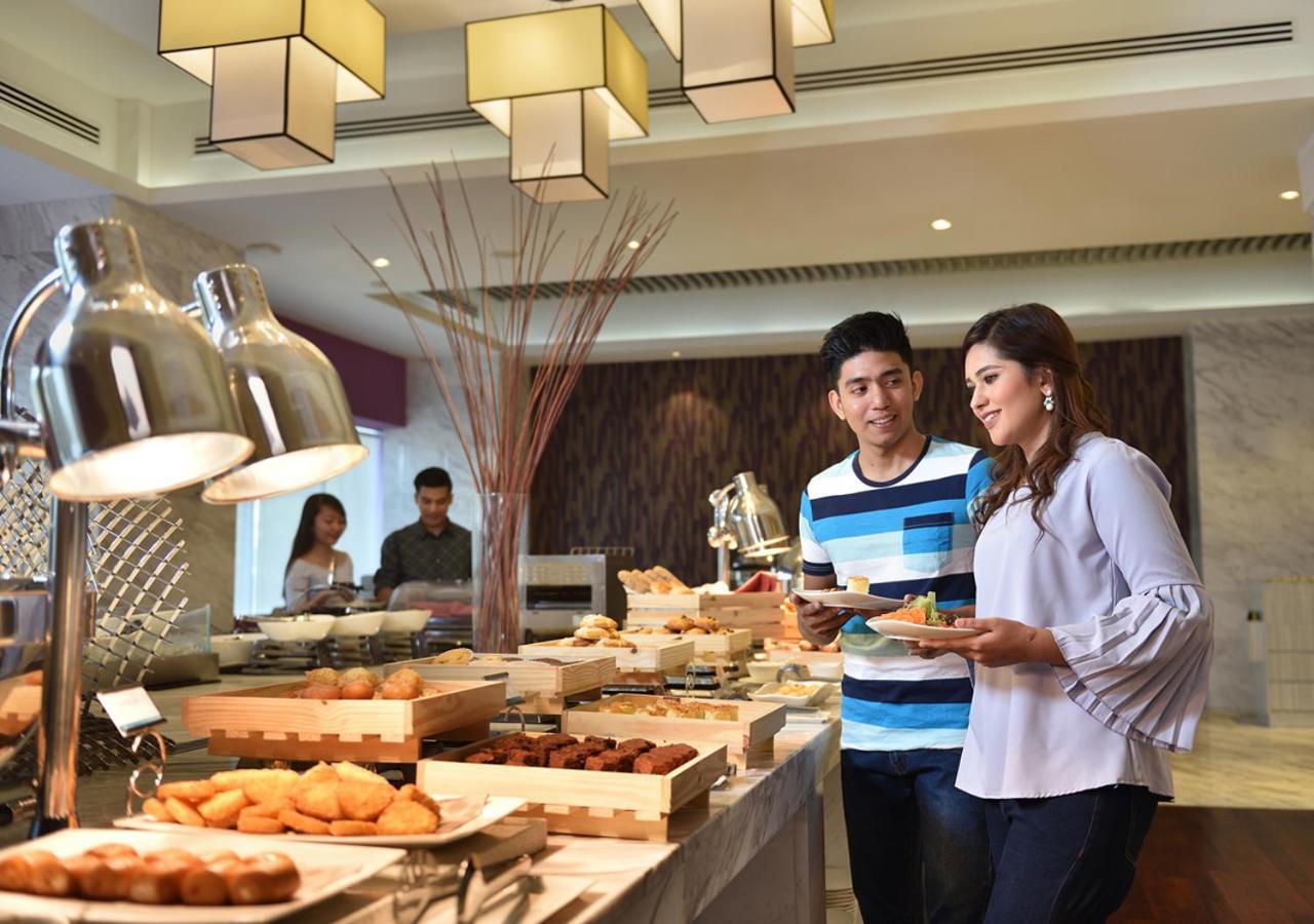 Lexis Suites Penang Bayan Lepas Eksteriør bilde A buffet at a hotel