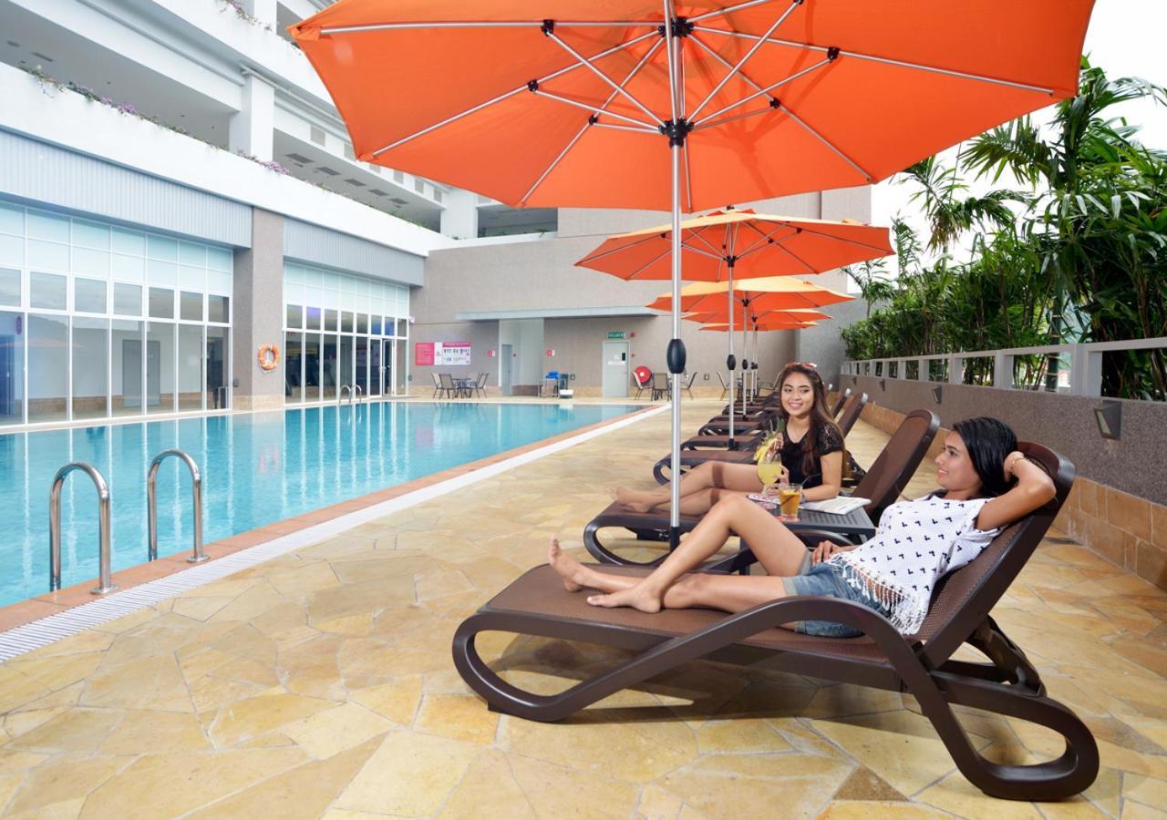 Lexis Suites Penang Bayan Lepas Eksteriør bilde Poolside at the hotel
