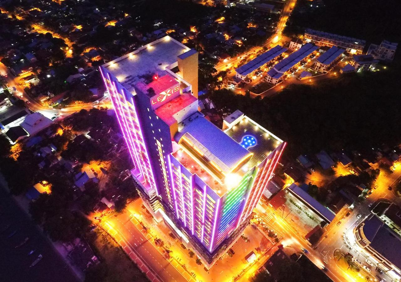 Lexis Suites Penang Bayan Lepas Eksteriør bilde Aerial view of the hotel at night