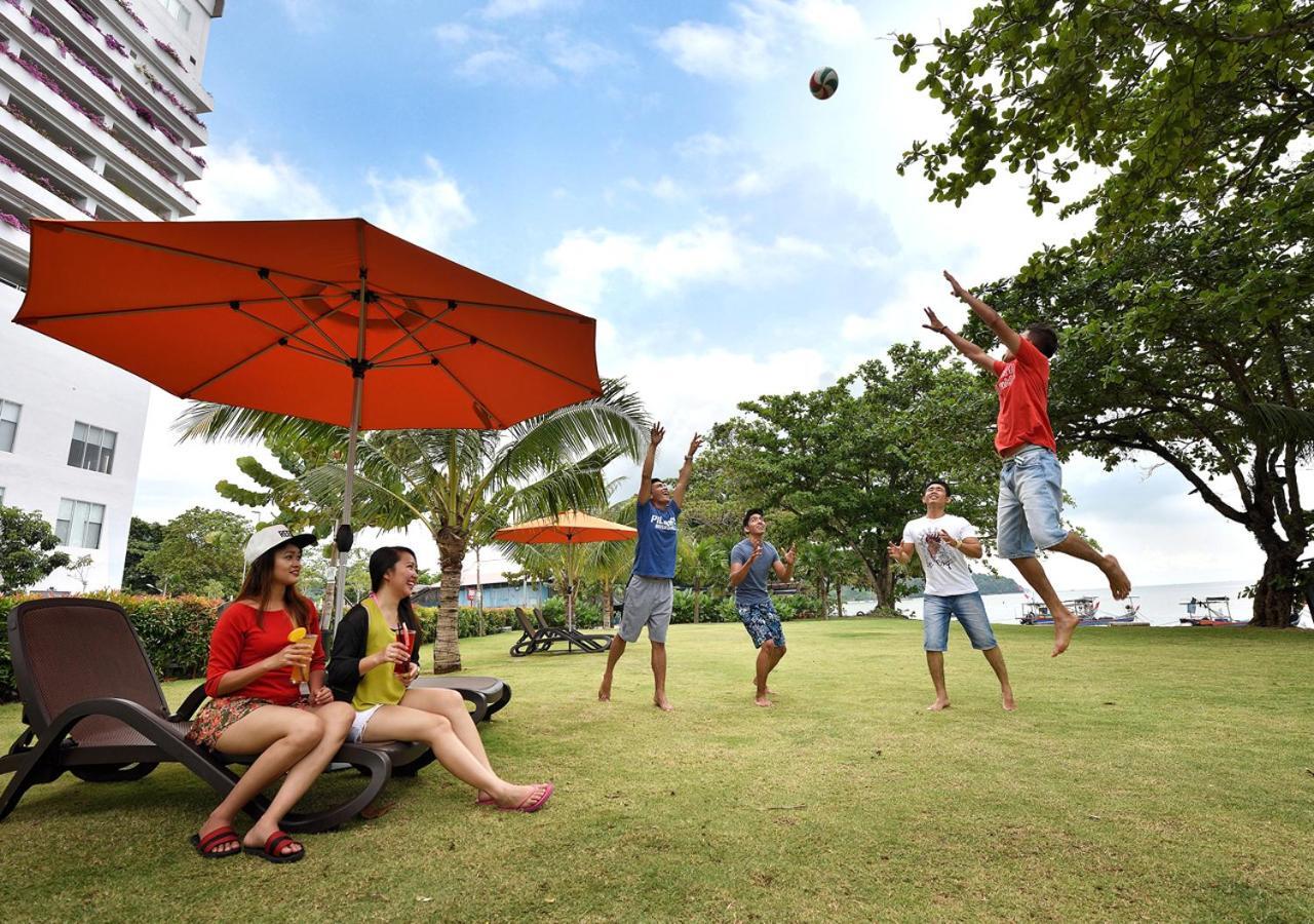 Lexis Suites Penang Bayan Lepas Eksteriør bilde Students playing frisbee at the university campus